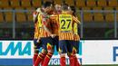 Para pemain Lecce merayakan gol yang dicetak oleh Fabio Lucioni ke gawang Lazio pada laga Serie A di Stadion del Mare, Selasa (7/7/2020). Lecce menang 2-1 atas Lazio. (Donato Fasano/LaPresse via AP)