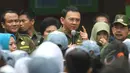 Gubernur DKI Basuki Tjahaja Purnama saat memberikan pengarahan disela tinjauannya di hari pertama pelaksanaan ujian nasional (UN) di SMKN 27 Jakarta, Senin (13/4/2015). (Liputan6.com/Herman Zakharia)