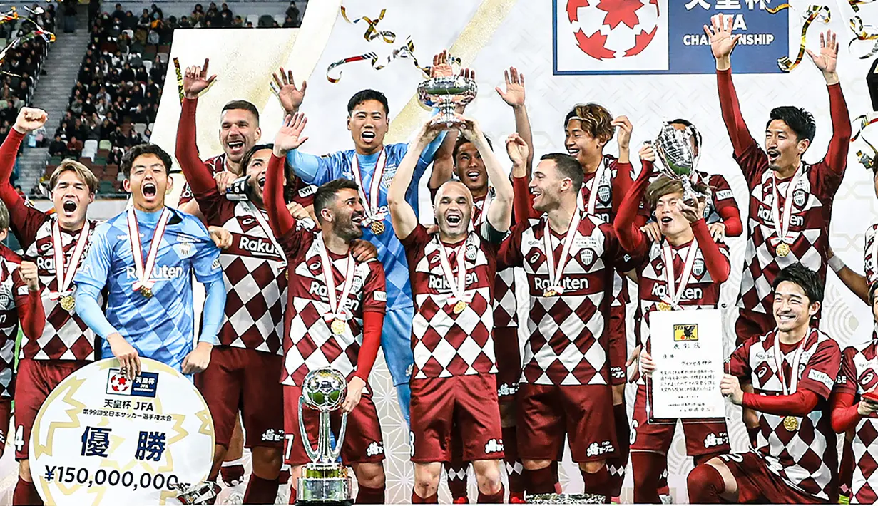 Selama 5 musim membela Vissel Kobe, Andres Iniesta sukses mempersembahkan dua gelar juara. Yang pertama adalah trofi Emperor Cup 2019 setelah dalam laga final di Japan National Stadium (1/1/2020) mengalahkan Kashima Antlers dengan skor 2-0. (Dok. J1 League)