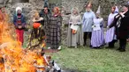 Sejumlah orang menggelar ritual sihir di acara Walpurgis Night atau Witches Night di Vilnius, Lithuania, Senin (1/5). Orang-orang yang hadir mengenakan atribut layaknya para penyihir. (AFP PHOTO / Petras Malukas)