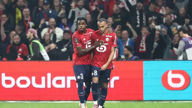Gelandang Lille, Ethan Mbappe (kanan), merayakan golnya bersama rekan setimnya, Nathan Ngoy