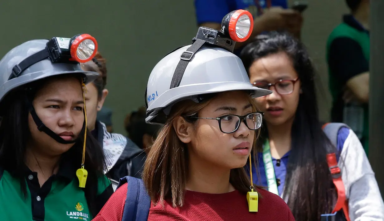 Pegawai dievakuasi setelah gempa melanda Manila, Filipina (11/8). Menurut US Geological Survey, pusat gempa berada 168 km di bawah tanah. Sejauh ini, belum dilaporkan kerusakan atau korban. (AP Photo/Aaron Favila)