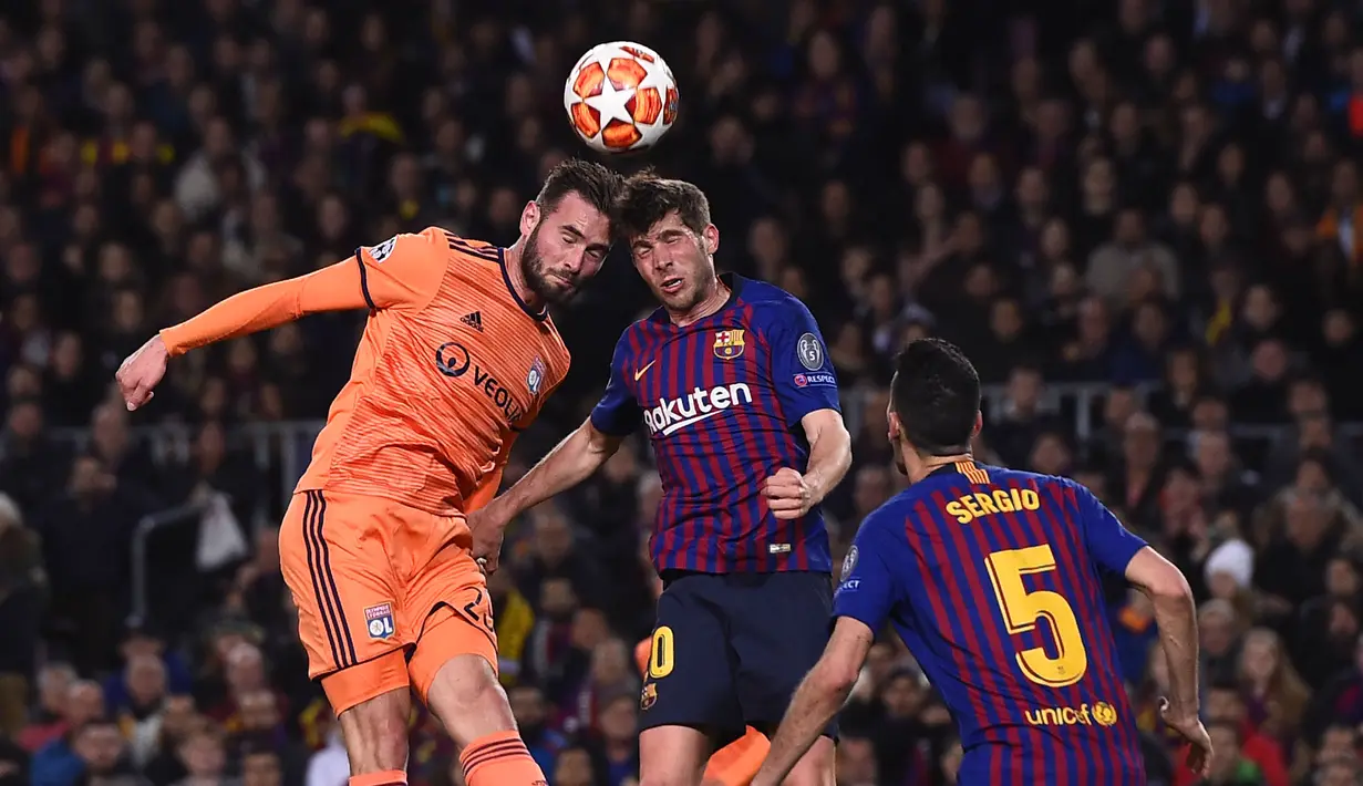Duel udara antara Lucas Tousart dan Sergi Roberto pada leg kedua, babak 16 besar Liga Champions yang berlangsung di Stadion Camp Nou, Barcelona, Kamis (14/3). Barcelona menang 5-1 atas Lyon. (AFP/Josep Lago)
