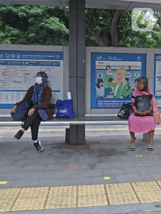 Warga sedang menunggu bus di halte kawasan Sudirman, Jakarta, Selasa (2/03/2021). Data 21 Februari 2021, DKI Jakarta berhasil keluar dari zona merah Covid-19 yang dilaporkan Satuan Tugas Penanganan Covid-19 melalui covid19.go.id, pada Selasa (2/3/2021). (Liputan6.com/Herman Zakharia)