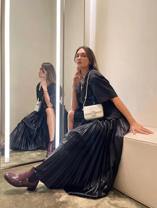 Tampil dalam balutan busana serba hitam, style Luna Maya satu ini pun bisa ditiru. Ia memilih menggunakan tas putih sebagai detail untuk outfit yang digunakan. (Liputan6.com/IG/@lunamaya)
