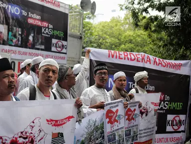 Massa yang tergabung dalam Aksi Solidaritas Islam Indonesia untuk Kashmir menggelar aksi di depan Kedubes India, Jakarta, Rabu (6/2). Massa meminta pemerintah India untuk menarik pasukan militer dari wilayah Kashmir. (Liputan6.com/Faizal Fanani)