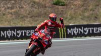 Marc Marquez beraksi di MotoGP Ceko 2025 (AFP)