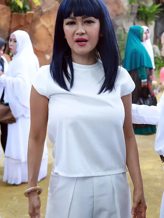 Julia Perez dikabarkan meninggal media online. "Ini dapet informasi dari mana ya? Apa kalian telepon manajemen saya atau keluarga saya?," ujar Julia Perez melalui akun Twitternya @juliaperrez pada Selasa (12/7/2016). (Deki Prayoga/Bintang.com)