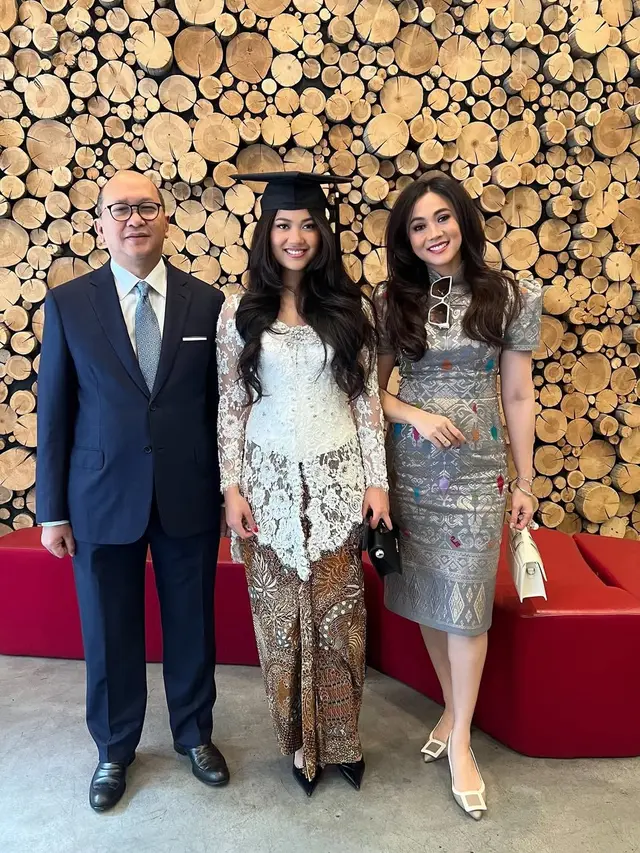 Istri Menteri Rosan Perkasa saat Wisuda Putrinya di Amerika Serikat. [@2gek_ayuhenirosan]
