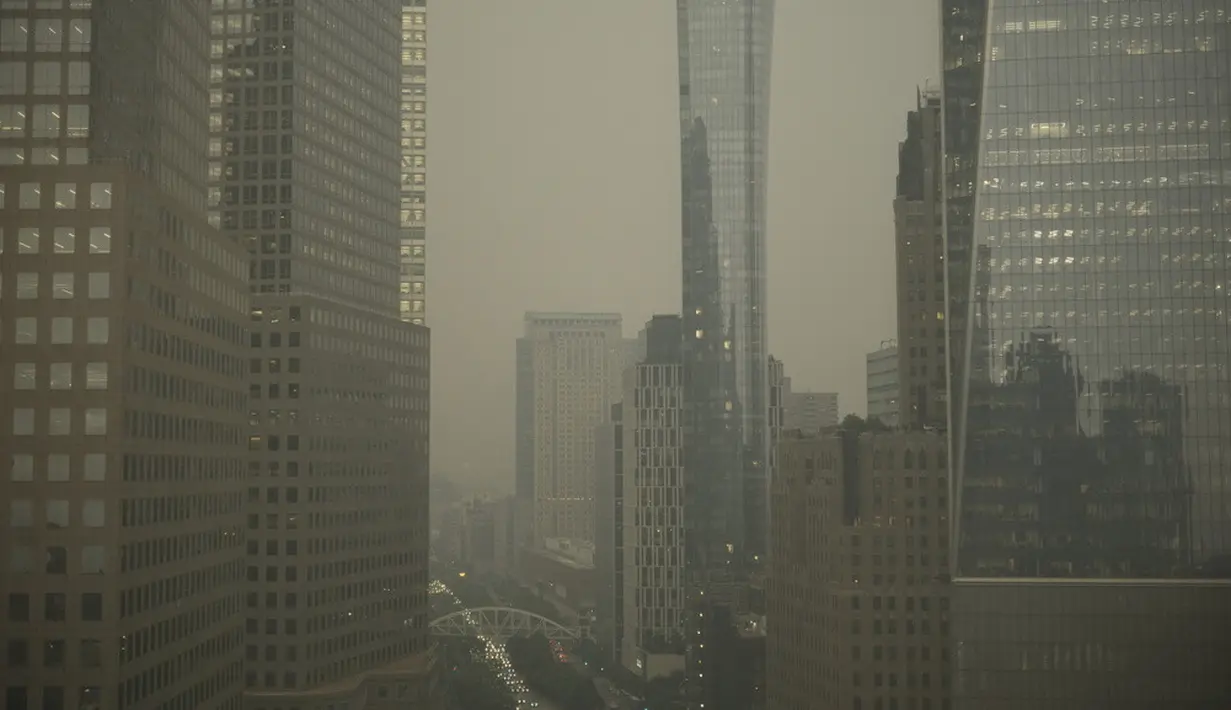 <p>Otoritas Negara Bagian New York merekomendasikan penduduk mempertimbangkan untuk membatasi aktivitas fisik luar ruangan yang berat untuk mengurangi risiko efek kesehatan yang merugikan. (AP Photo/Patrick Sison)</p>