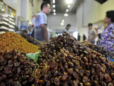 Buah kurma yang dijajakan di salah satu kios pasar Tanah Abang, Jakarta, Jumat (10/6). Menurut pedagang, penjualan kurma di bulan Ramadan mengalami peningkatan hingga dua kali lipat dibandingkan hari biasanya. (Liputan6.com/Johan Tallo)