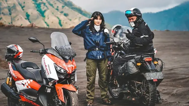 Gemar Touring, Ini 6 Potret Sintya Marisca saat Keliling Naik Motor