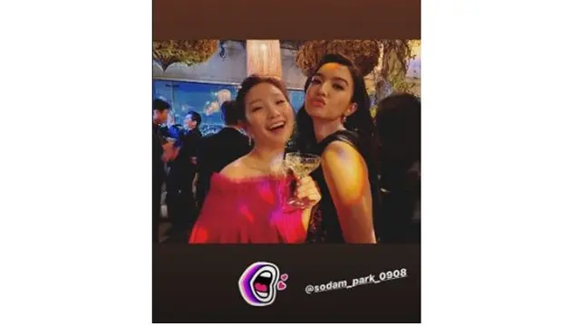 6 Momen Raline Shah Ikut Party Bareng Cast Parasite, Pegang Piala Oscar