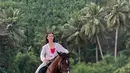 Pernah naik kerbau saat membintangi film Buffalo Boys, Pevita Pearce malah belum mengunggah potret menunggangi kuda. Wanita 31 tahun ini memang kerap membintangi film laga. (Liputan6.com/IG/@pevpearce)