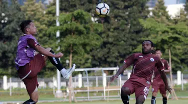 Pemain depan Persija, Addison Alves (kiri) berebut bola saat latihan resmi penyisihan Grup H Piala AFC 2018 melawan Johor Darul Takzim di Lapangan B Kompleks GBK, Jakarta, Senin (9/4). Laga akan digelar, Selasa (10/4). (Liputan6.com/Helmi Fithriansyah)