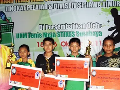 Citizen6, Surabaya: Kejuaraan Tenis Meja Stikes Surabaya Cup 2011 tingkat pelajar dan divisi IV se-Jawa Timur digelar di jalan Medokan Semampir Indah No 27 Surabaya, Minggu (16/10). (Pengirim: Stikes Surabaya)
