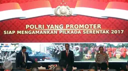 Presiden Joko Widodo (tengah) di diampingi Menkopolhukam Wiranto (kiri) dan Kaplro Jendral Tito Karnavian menghadiri acara Rapim Polri 2017, Jakarta, Rabu (25/1). Rapim Polri 2017 dilangsungkan pada tanggal 25-27 Januari 2017. (Liputan6.com/Johan Tallo)