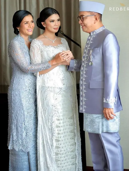 Saat akad, MUA mengaplikasikan blush on warna coral, serasi dengan eyeshadow dan lipstik nude glossy. Tampilan makeup simple namun tetap memancarkan aura pengantin. [@redberrywedding]