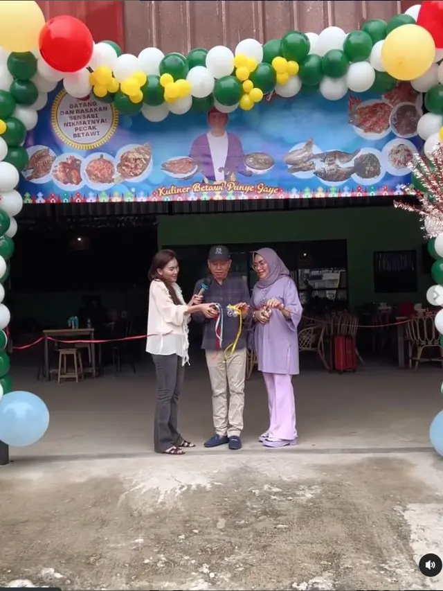 6 Potret Ayu Ting Ting di Pembukaan Cabang Warung Makan Ayah Ojak, Beri Dukungan