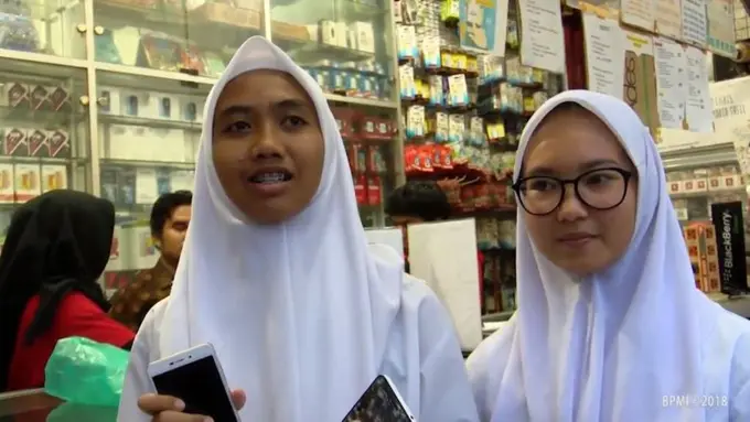 [Bintang] Cerita Bahagia Dini, Pelajar di Depok yang Dibelikan HP Baru oleh Presiden Jokowi