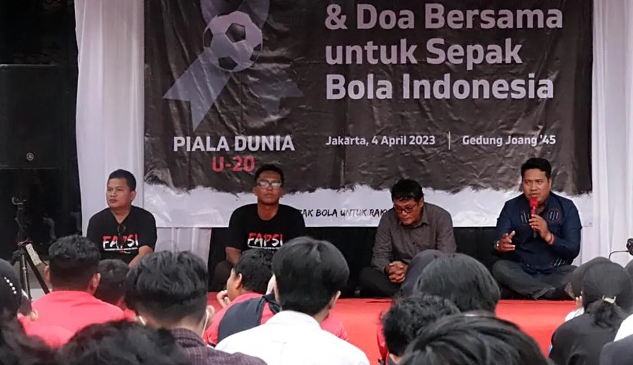 Acara diawali dengan sesi diskusi kopi darat yang dilakukan oleh Richard Achmad (Sekjen Presidium Nasional Suporter Sepak Bola Indonesia), Amsori Bahruddin Syah (Ketum Forum Akademisi Penggemar Sepak Bola Indonesia), dan Sigit Nugroho (Pengamat Olahraga Nasional). (Dok. GSR)
