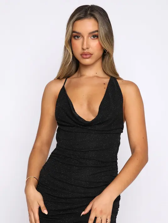 Low-plunge cowl neckline mini dress juga merupakan tren di tahun 2000an. Mini dress ini akan mengingatkanmu akan momen sweet seventeen yang berkilauan, tapi di malam tahun baru. Foto: Pinterest.
