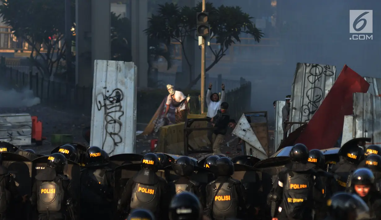 Aksi massa saat melakukan perlawanan terhadap aparat kepolisian di kawasan Tanah Abang, Jakarta, Rabu (22/5/2019). Tanah Abang memanas lagi sekitar pukul 07.15 WIB, massa kembali melakukan perlawanan dengan menimpuki polisi. (merdeka.com/Imam Buhori)