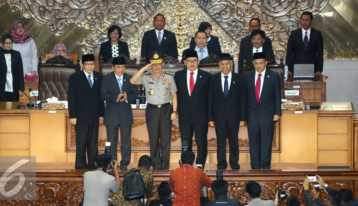  Kapolri terpilih Komjen (Pol) Tito Karnavian (tengah) foto bersama lima pimpinan sidang saat mengikuti sidang paripurna dengan agenda pengesahan dirinya sebagai calon Kapolri di Kompleks Parlemen, Jakarta, Senin (27/6). (Liputan6.com/Johan Tallo)