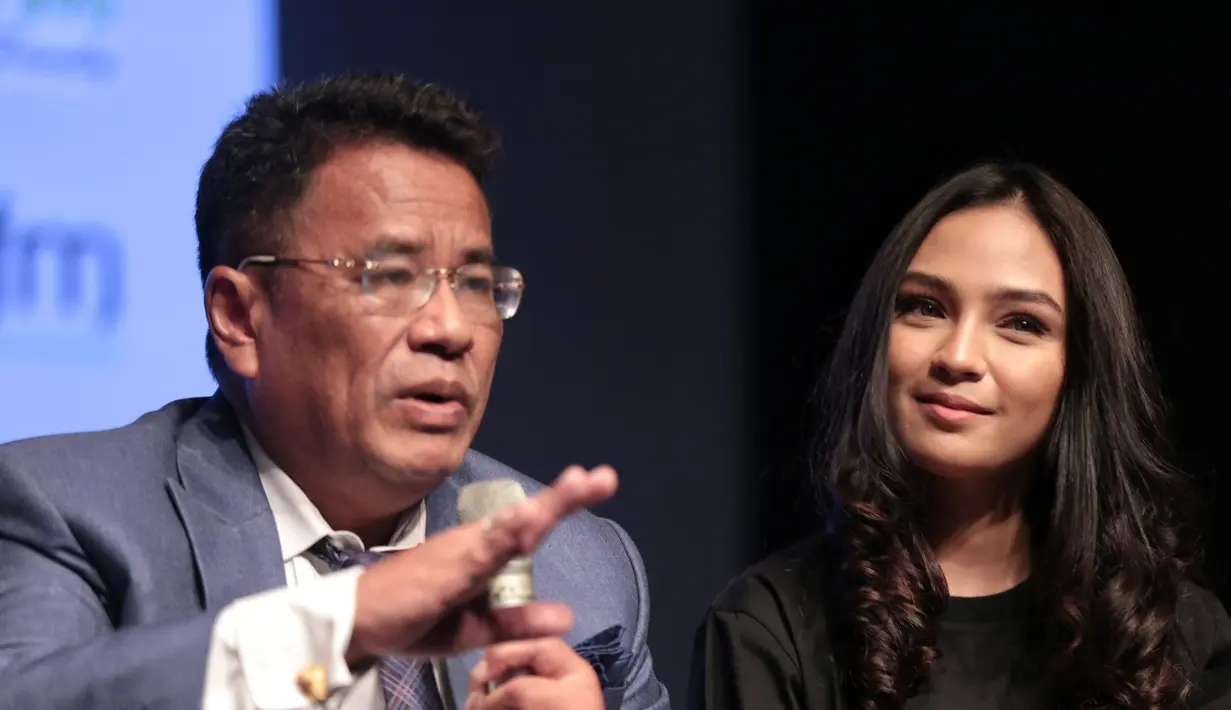 "Ga ada batasan. Nih contoh kenapa kalo suami istri sering ribut itu karena masalah keuangan parah, itu karena ada wanita lain,"  tukas Hotman Paris. (Adrian Putra/Bintang.com)