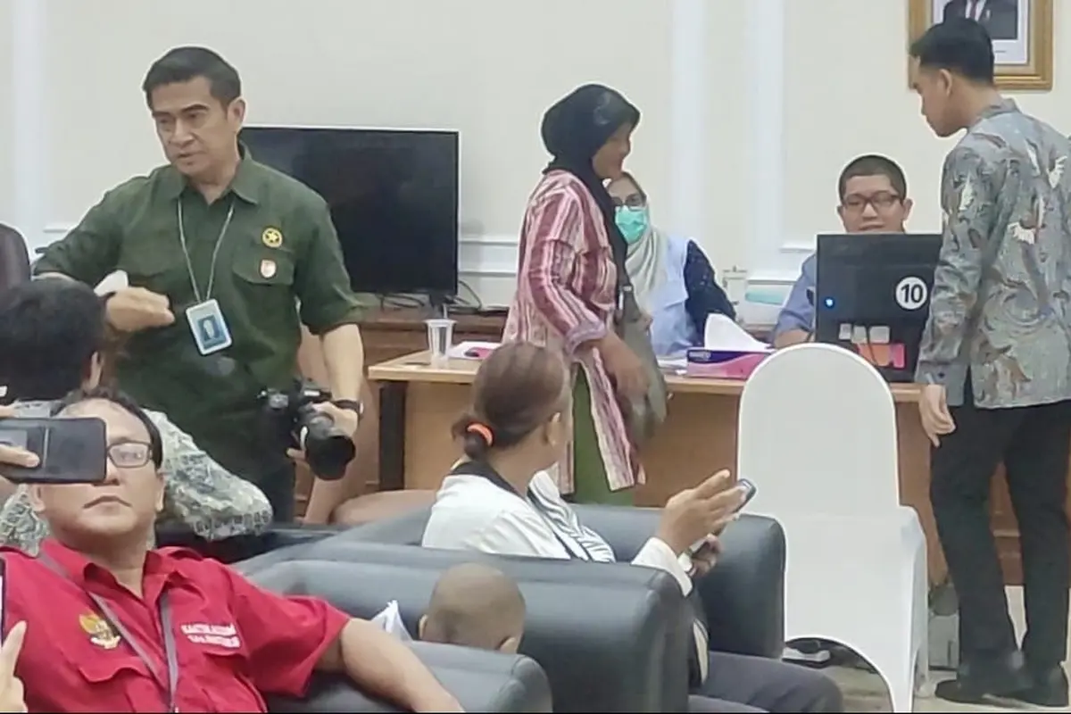 Wakil Presiden RI (Wapres) Gibran Rakabuming Raka meninjau langsung 'Lapor Mas Wapres' di Istana Wakil Presiden RI, Jakarta Pusat, Selasa (12/11/2024).