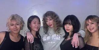 Lisa Blackpink hadir di konser Taylor Swift bahkan foto bareng Taylor Swift di backstage. Lisa pun tampil serba hitam dengan outfitnya.  [@lalalalisa_m]