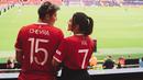 Via Vallen dan Chevra Yolandi saling bertatapan mengenakan jersey Manchester United dengan nama masing-masing. Vallen mengaku sangat bahagia karena mengunjungi Old Trafford dengan Chevra Yolandi. (Instagram/viavallen)