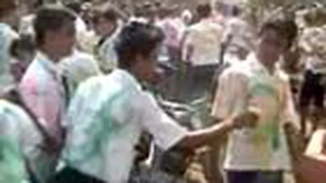 Coret Baju Seragam Warnai Kelulusan