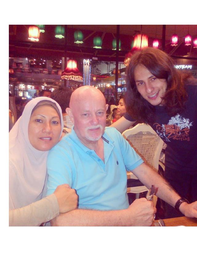 Kondisi Membaik, Ini 6 Potret Kebersamaan Dylan Carr dengan Kedua Orang Tuanya