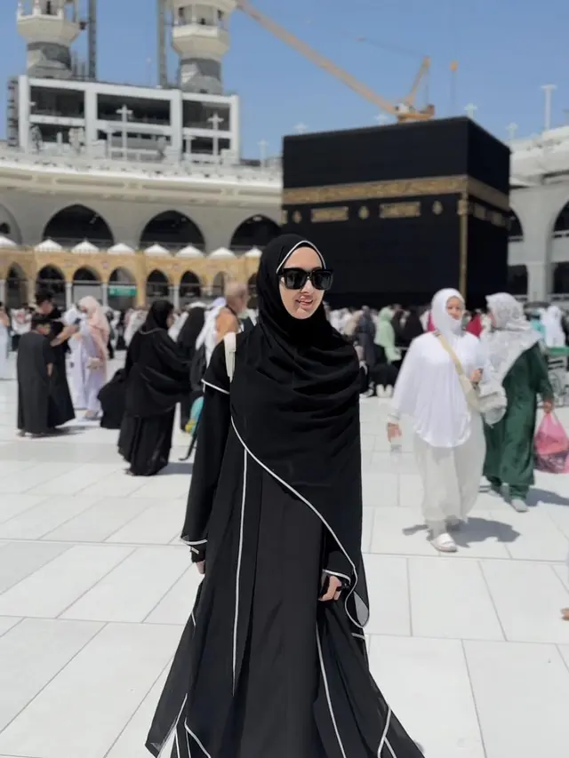 Potret Hijab Hitam Puteri Modiyanti di Tanah Suci saat Lakukan Umrah, Ramai Pujian Warganet