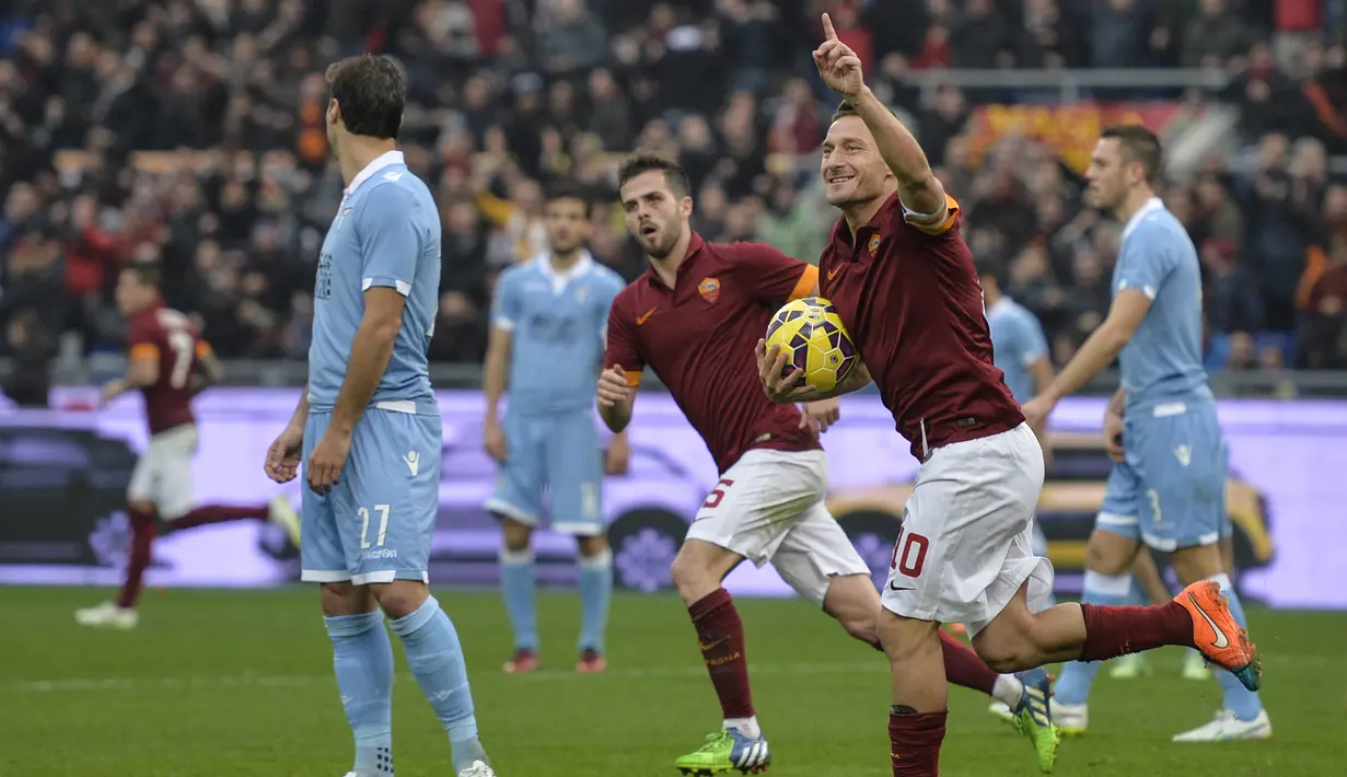 Francesco Totti. Striker Italia yang kini berusia 45 tahun dan telah pensiun bersama satu-satunya klub yang dibela selama 25 musim, AS Roma pada Juli 2017, menjadi pemain dengan torehan gol penalti terbanyak di Serie A Liga Italia. Total ia mencetak 71 gol dari eksekusi penalti. (AFP/Andreas Solaro)