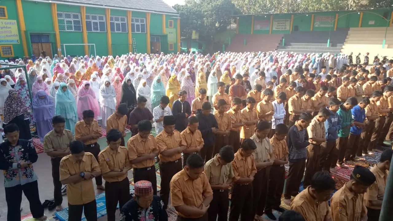 Ribuan sisw SMKN 1 GArut Shlata Ghaib