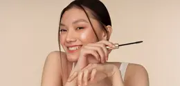 makeup natural menekankan penggunaan produk yang ringan serta teknik aplikasi yang sederhana untuk mempercantik fitur wajah tanpa menutupi karakter alami kulit. (foto/dok: freepik)