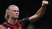 Striker Manchester City, Erling Haaland baru saja menyamai rekor yang dicetak Alan Shearer dan Andy Cole yang mampu mencetak 34 gol dalam satu musim kompetisi di Liga Inggris. Pemain yang baru didatangkan pada awal musim 2022/2203 dari Borussia Dortmund itu diyakini akan dapat melampaui kedua legenda tersebut karena setidaknya masih memiliki 6 laga tersisa hingga akhir musim ini. Dari total 34 gol, Erling Haaland telah membobol 17 dari 20 tim di Liga Inggris, artinya hanya ada 3 tim yang terhindar dari badai gol sang striker hingga saat ini. Tim mana saja? Berikut daftar ketiganya. (AFP/Adrian Dennis)