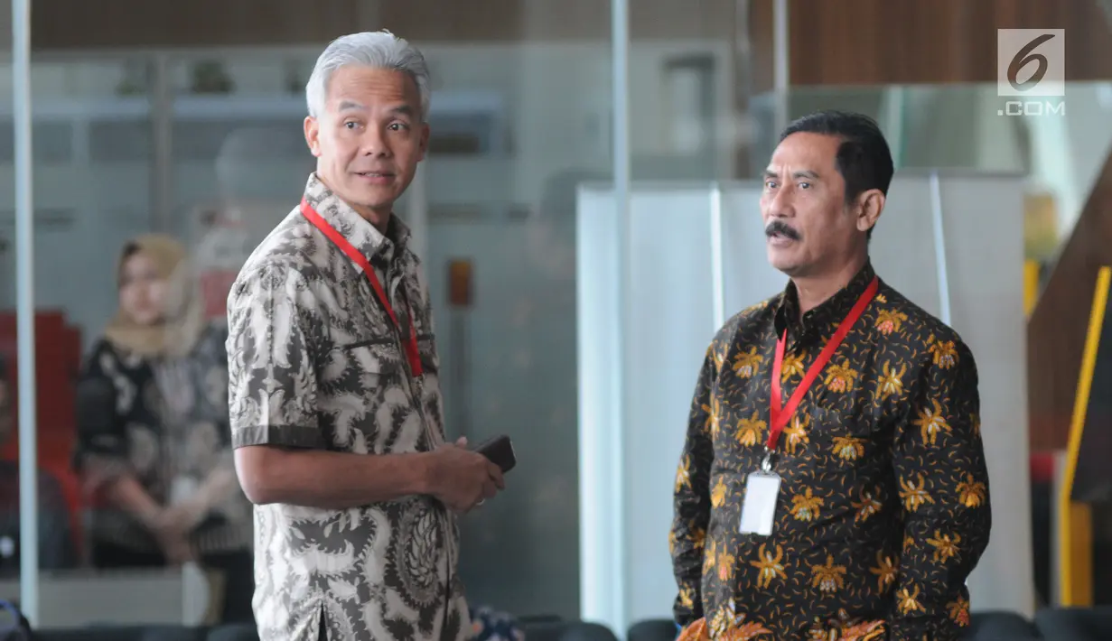 Gubernur Jawa Tengah Ganjar Pranowo (kiri) bersiap menjalani pemeriksaan di Gedung KPK, Jakarta, Jumat (10/5/2019). Ganjar dipanggil dalam kapasitasnya sebagai mantan anggota DPR. (merdeka.com/Dwi Narwoko)