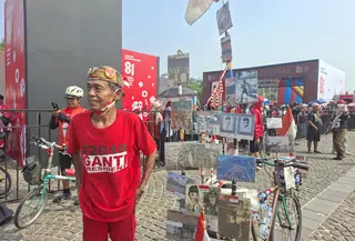 _Anak Veteran Gowes Sepeda ke Monas Rayakan HUT Ke-81 Indonesia