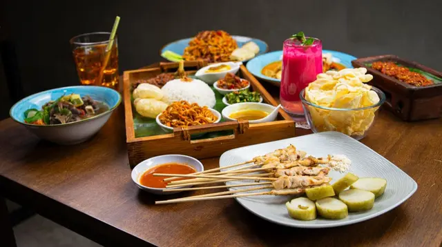 Cara Menemukan Tempat Makan Terdekat yang Ulasannya Terbaik