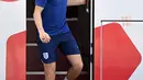 Gelandang Inggris, Jordan Henderson turun dari busa di Doha (11/12/2022). Bus yang membawa Timnas Inggris meninggalkan hotel menuju bandara untuk membawa mereka kembali ke kampung halaman. (AFP/Paul Ellis)