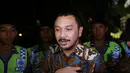 Di pesta pernikahan putri semata wayang Jokowi, banyak hal baru yang ditemui Giring. Mulai dari antrean panjang saat hendak bersalaman, sampai keheranan pada satu jenis makanan yag baru ditemuinya. (Adrian Putra/Bintang.com)