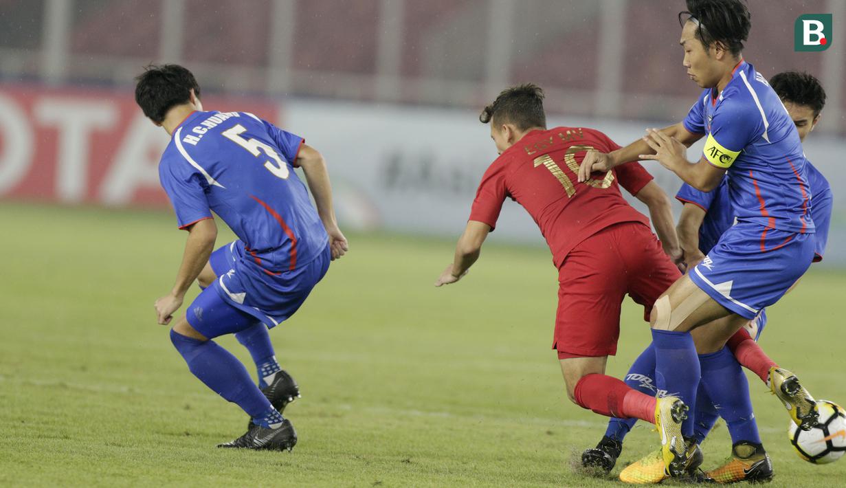 Penyerang Indonesia, Egy Maulana Vikri, dihadang pemain Chinese Taipei pada laga AFC U-19 di SUGBK, Jakarta, Kamis (18/10/2018). Indonesia menang 3-1 atas Chinese Taipei. (Bola.com/M Iqbal Ichsan)