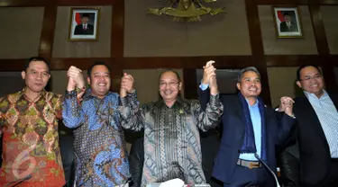 Wakil Ketua Komisi VI sekaligus Ketua Panja Azam Azman Natawijaya (tengah) jelang konferensi pers terkait  kinerja BUMN, Jakarta, Rabu (30/9/2015). Komisi VI akan membahas Panja (Panitia Kerja) terkait isu Pelindo II. (Liputan6.com/Johan Tallo)