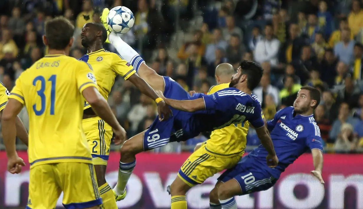 Pemain Chelsea, Diego Costa (tengah) melakukan tendangan salto saat laga  lanjutan Liga Champion grup G di Stadion Sammy Ofer, Israel, Rabu (25/11/2015). dini hari WIB. (AFP Photo/Thomas Coex).