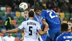 Momen bek Timnas Italia, Gianluca Mancini mencetak gol ke gawang Israel. (Stefano RELLANDINI / AFP)