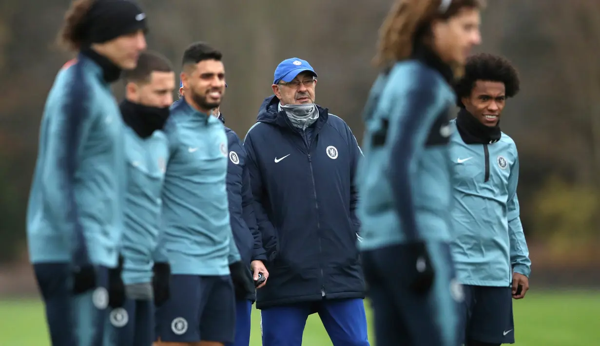 Pelatih Chelsea, Maurizio Sarri melihat pemainnya berlatih jelang menghadapi PAOK Thessaloniki di grup L Liga Europa di Pusat Pelatihan Cobham, Stoke D'Abernon (28/11). The Blues berada di posisi pertama di grup ini dengan poin 12. (AP Photo/John Walton)