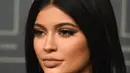 Sekitar satu tahun lalu, bibir Kylie tampak lebih berisi dan penuh. Padahal sebelumnya Kylie terlihat menggemaskan dengan bibir yang kecil nan tipis.  (AFP/Bintang.com)